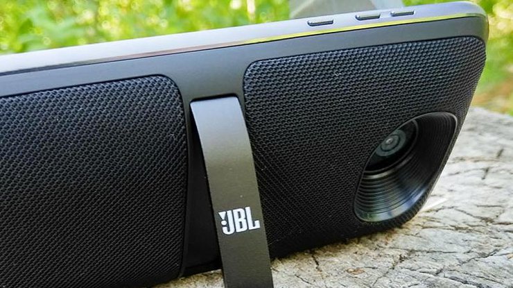 Мождель JBL-SoundBoost от Motorola. Фото Techaeris