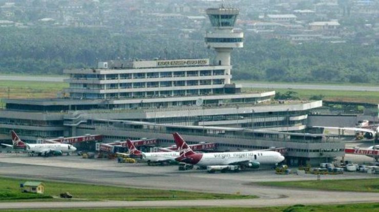 В Нигерии пассажирский самолет совершил аварийную посадку, есть пострадавшие