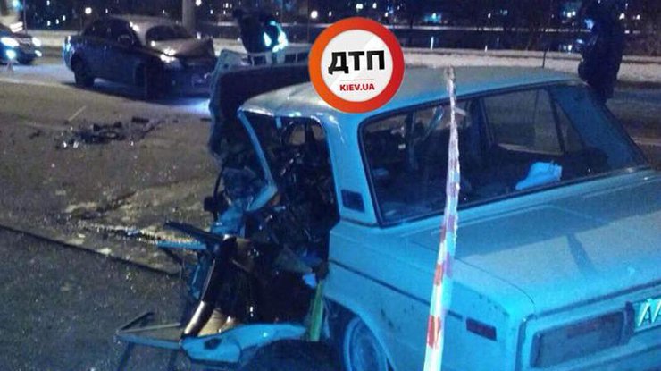 В Киеве спасатели вырезали водителя из авто после ДТП 