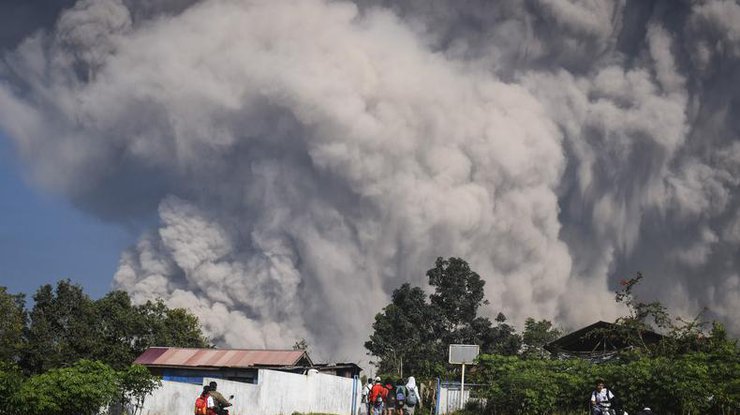 В Индонезии объявили наивысший уровень опасности из-за извержения вулкана 