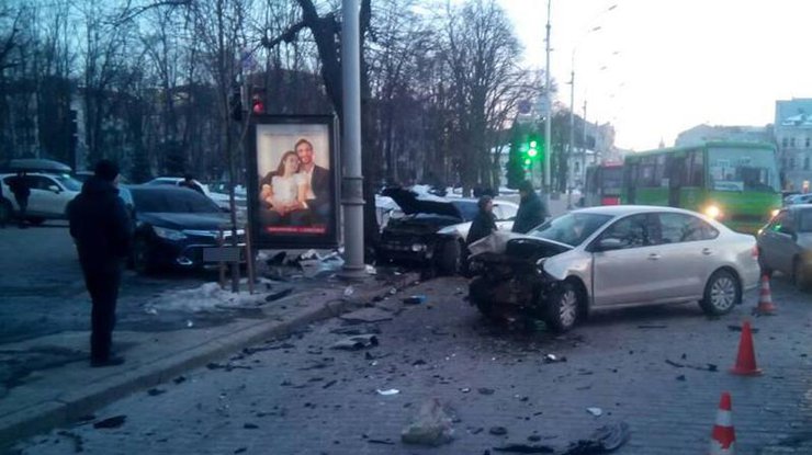 Масштабное ДТП в Харькове: столкнулись несколько автомобилей 