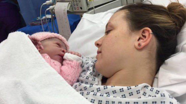  21-летняя Шарлотта Томсон с новорожденной дочкой 