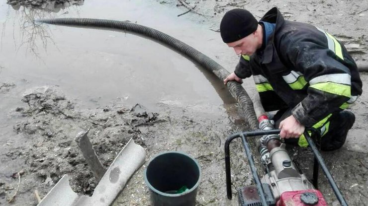 Спасатели откачивают воду на проблемных участках. Фото ГСЧС в Одесской области.