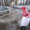 В Киеве огромная лужа бьет током прохожих 