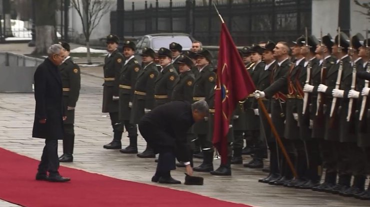 Президент помог солдату почетного караула. Кадр видео Святослава Цеголко.