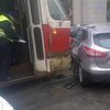 В центре Харькова трамвай протаранил иномарку