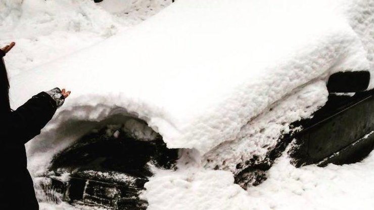 Авто стояло у дома, заваленное снегом. Фото: t.me/KyivOperativ