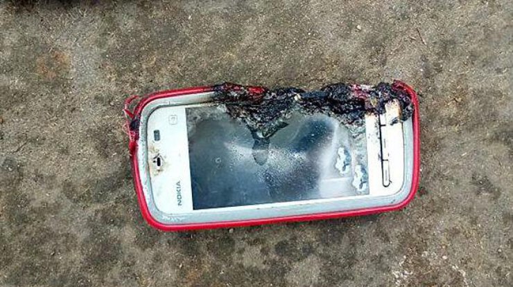 Девушка погибла из-за взорвавшегося в руках смартфона