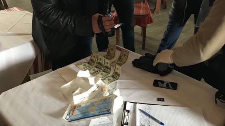 В аэропорту "Борисполь" таможенники попались на взятке 