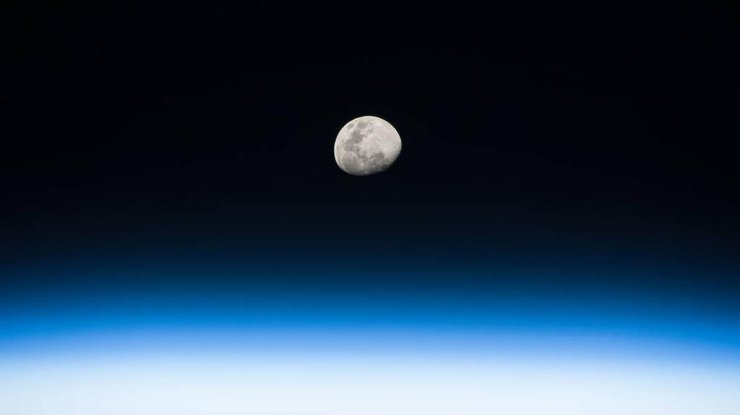 На поверхности Луны находятся предметы, брошенные астронавтами.