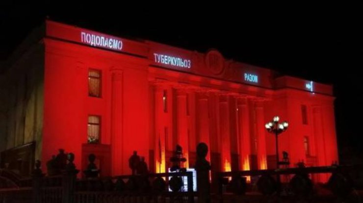 Здание подсветили красным цветом в рамках акции. Фото УНН.