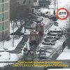 Пожар в Киеве: припаркованные машины перекрыли дорогу спасателям