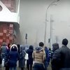 В России горит крупный ТЦ: люди выпрыгивают из окон (видео)