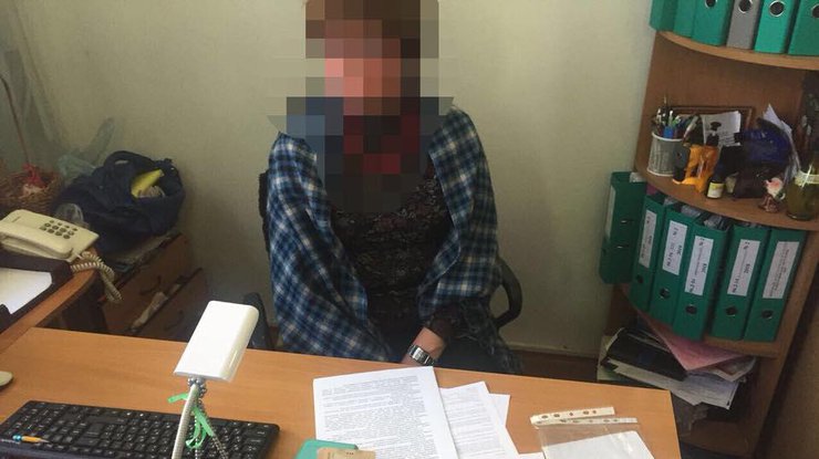 Чиновница задержана во время получения взятки в размере 15 тысяч гривен.