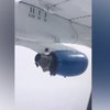 Очевидец заснял посадку самолета с отказавшим двигателем (видео)