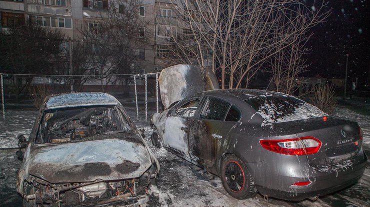 Жильцы многоэтажки считают, что автомобиль Volkswagen подожгли. Фото "Информатор".