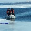 На Запоріжжі крижина ледь не винесла рибалок в Каховське водосховище