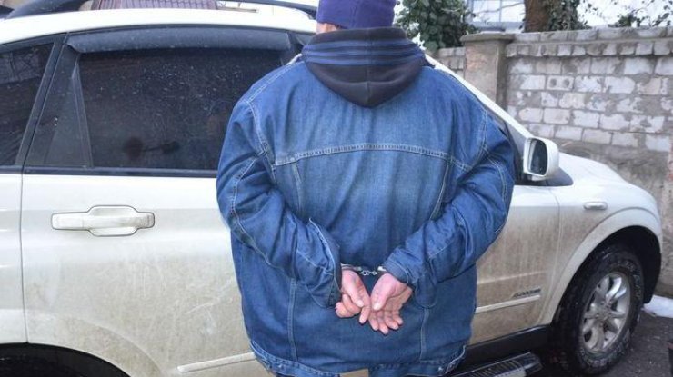 Патрульные задержали дебошира и надели на него наручники. Фото "Новости-N"
