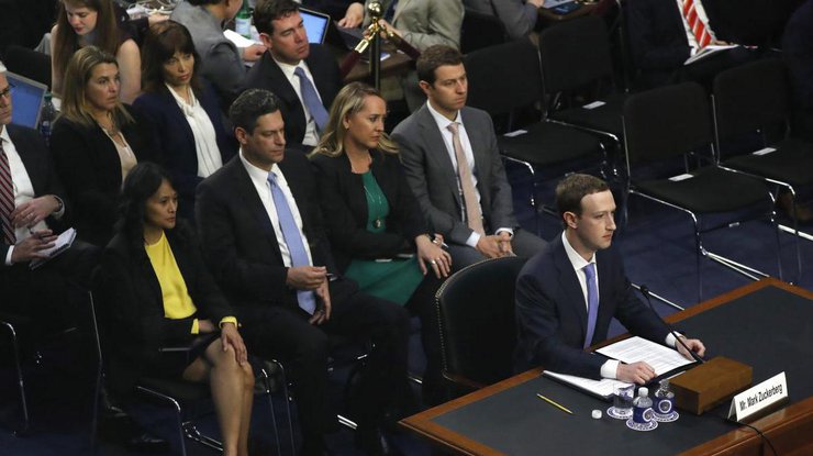 Основатель Facebook Марк Цукерберг дает показания 