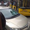 На Майдане пассажиры троллейбуса наказали автохама за неправильную парковку (фото)