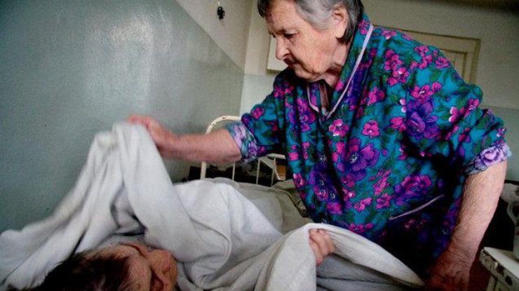 Сотни стариков умерли потому, что их кормили раз в день. Илл. фото: pravmir.ru