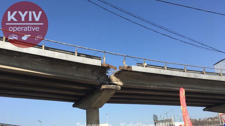 В Киеве на Выдубичах обрушилась часть моста