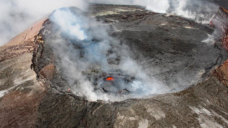 На тихоокеанском острове вулкан разрушает дома