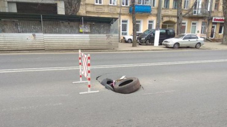 В Одессе посреди дороги провалился асфальт
