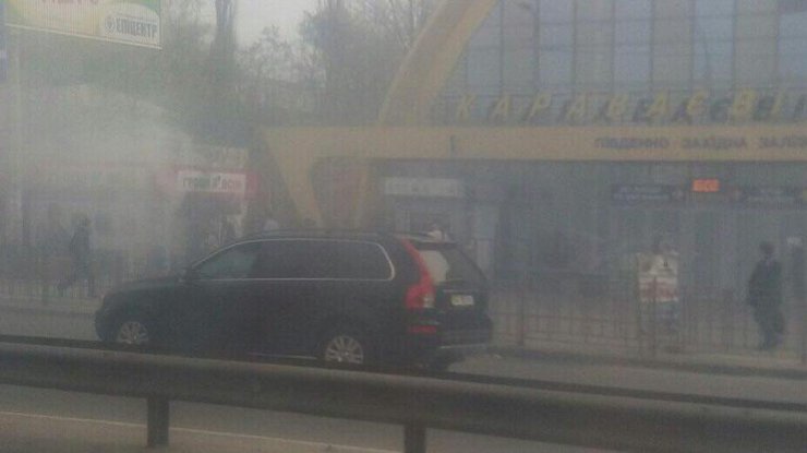 По предварительным данным, загорелось строение МАФ. Фото: "Киев Оперативный"