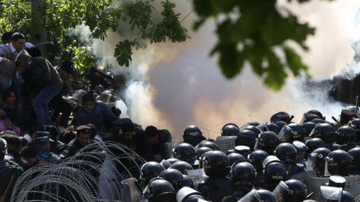 Протесты в Ереване: полиция начала зачистку 