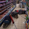 В киевском супермаркете кот "захватил" колбасный отдел (фото)