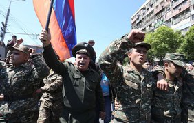 Протесты в Ереване: к акции присоединились военные (видео)