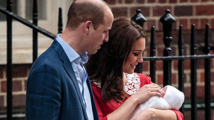 Кейт Миддлтон и принц Уильям показали новорожденного малыша. 