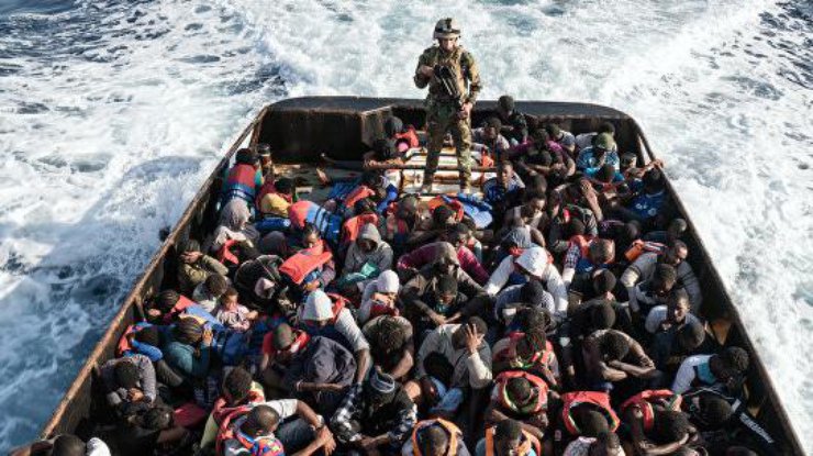 Мигранты пытались добраться до Италии.