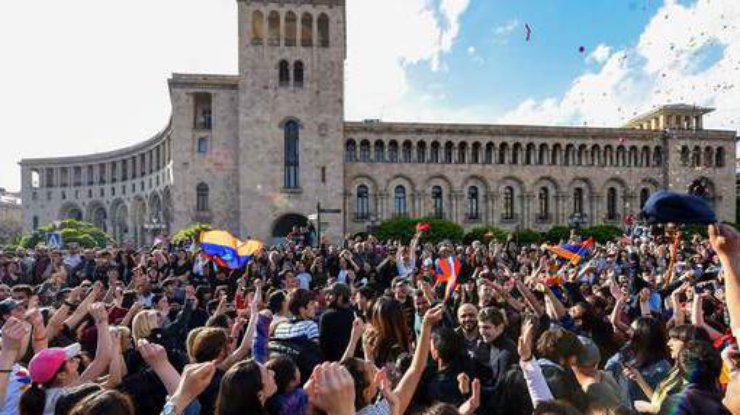 Протесты в Ереване: правительство ушло в отставку