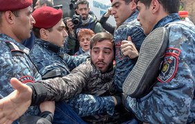 Протесты в Ереване: полиция вывела на улицы спецтехнику