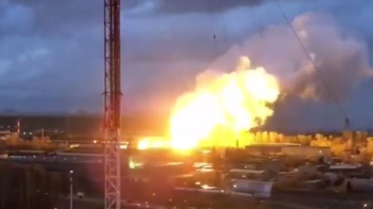 На заводе до сих пор слышны взрывы. Кадр из видео.