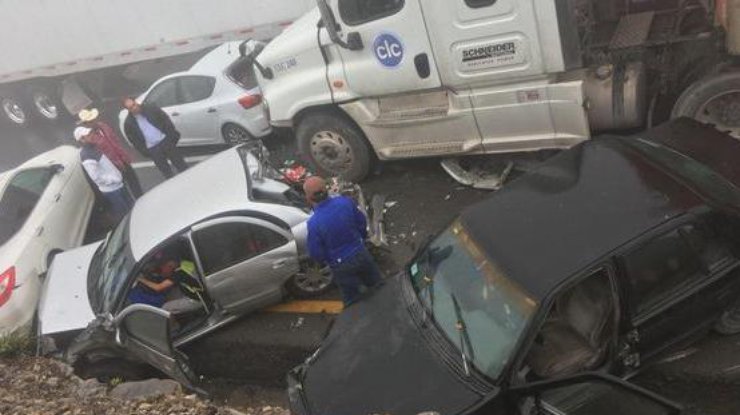 В Мексике столкнулись 50 автомобилей