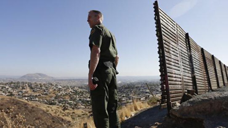 На границе с Мексикой строят стену. Фото: AP Photo/Gregory Bull