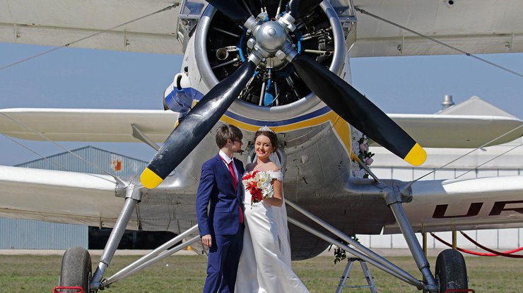 В Украине сыграли первую свадьбу на борту самолета