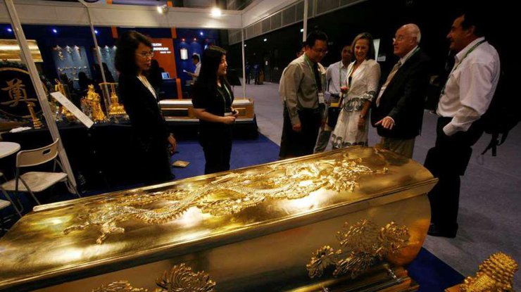 Золотые гробы популярны среди миллионеров. Иллюстрация FullPicture.