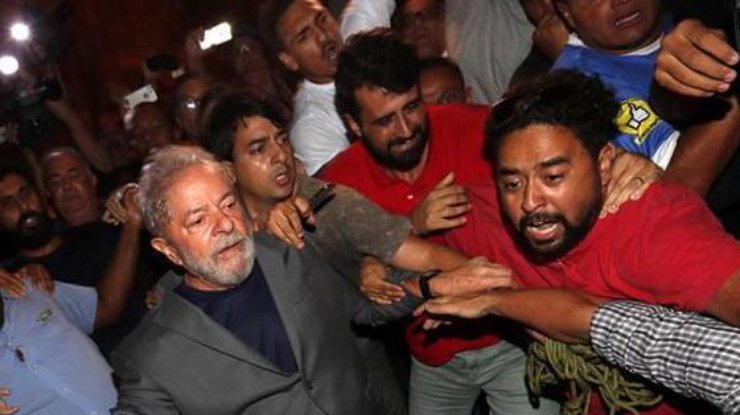 Осужденный экс-президент Бразилии сдался властям