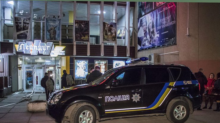 В Киеве из-за "минирования" кинотеатра эвакуировали 300 человек 