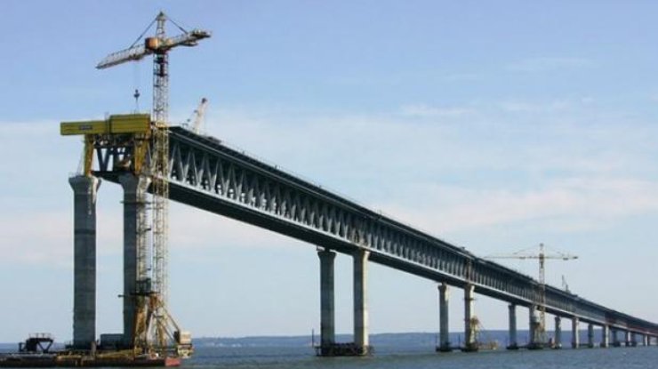 Арки моста ограничивают параметры судов, которые могут проходить по фарватеру. Фото АСН