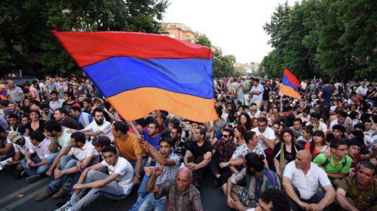 Пашинян призвал своих сторонников снова выйти на улицы городов. Фото: prm.ua