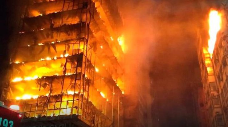 Пожарные видели человека на крыше небоскреба. Фото: SBS News