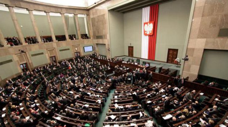 Польский парламент проголосовал за сокращение депутатских зарплат