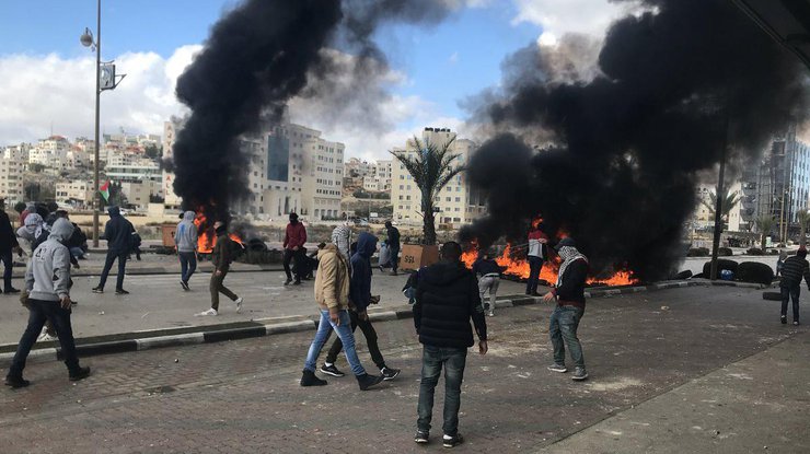 Палестинцы сжигают шины и бросают камни в солдат ЦАХАЛ. Илл.: Twitter/Nasser Atta