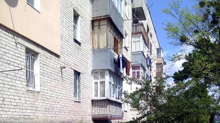 Один дома: в Харькове ребенок выпал с пятого этажа