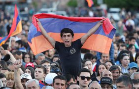Протестующие в Армении заняли мэрию Гюмри (видео)